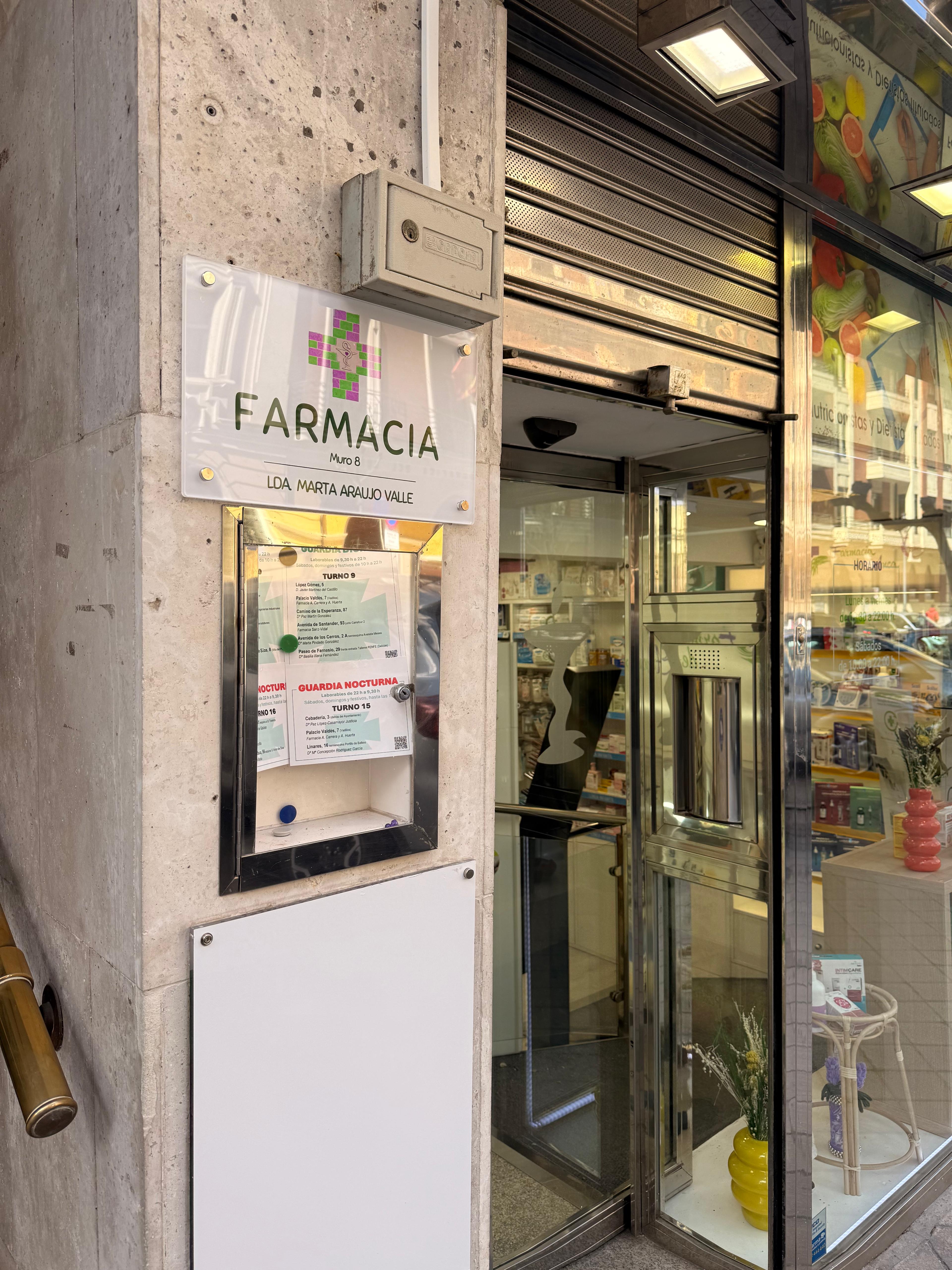 Fachada y placa exterior